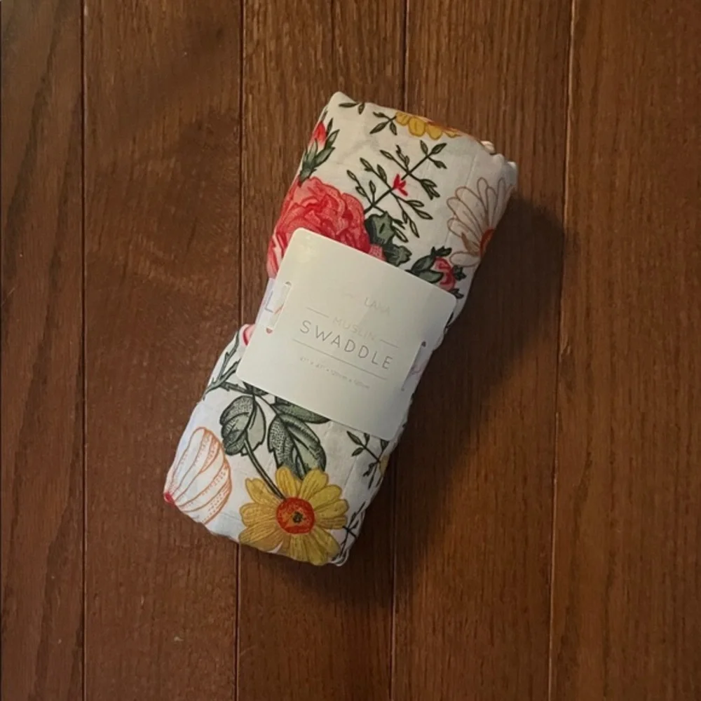 Dolly Lana NWT baby Floral Muslin Swaddle Blanket in White, Yellow, Red, Green